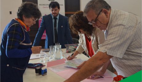 ENTREGA DE FONDOS DE ASISTENCIA EDUCATIVA A ESCUELAS DE LA CIUDAD