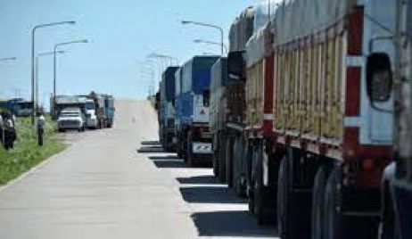 Camioneros amenazan con un paro ante la falta de combustible