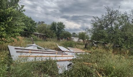 TORMENTA CAUSÓ VOLADURAS DE TECHO EN PARAJE 17 Y MÁS DE CINCO HORAS SIN ENERGÍA ELÉCTRICA EN FORTÍN OLMOS.