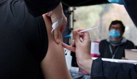 Suben los casos de Covid en Santa Fe: quiénes deben vacunarse y dónde hacerlo