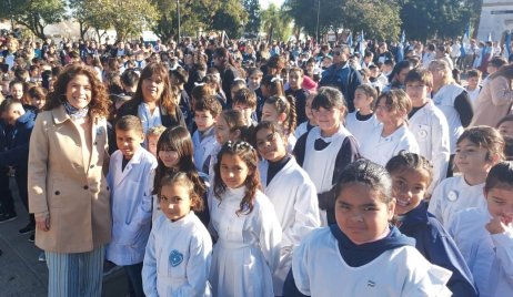 LOS NIÑOS DE VERA PROMETIERON LEALTAD A LA BANDERA