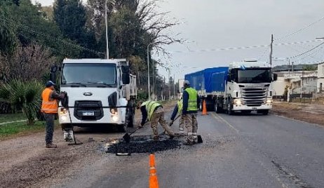 VIALIDAD NACIONAL REPARA LA CALZADA DE RN 11 AL NORTE DE LA CAPITAL PROVINCIAL