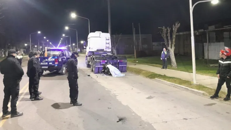 AVELLANEDA: Trágico accidente de motociclista al choca un camión estacionado