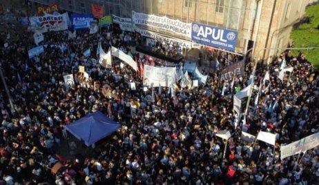 Multitudinaria marcha en Santa Fe en defensa de la educación pública universitaria