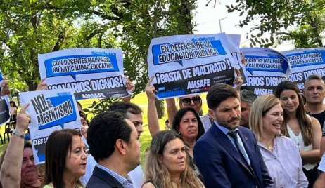 Pullaro pasó por San Lorenzo y las docentes se manifestaron