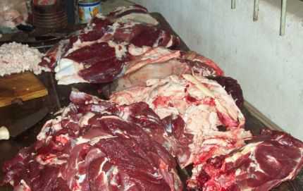 Secuestro de más de 100 kgs carne en mal estado ,lácteos y fiambres.- 