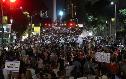 Masiva marcha contra el Gobierno