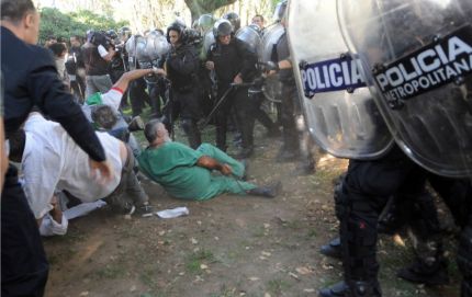 SALVAJE REPRESION DE LA POLICIA CONTRA TRABAJADORES DEL BORDA