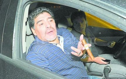 Maradona volvió al país y conoció a su hijo