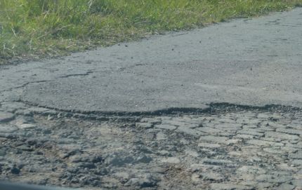ESTAN HACIENDO TRABAJO DE BACHEO EN LA RUTA DE ENTRADA A LA GALLARETA