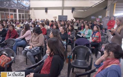 Gran marco de público en el taller ¿Para qué educamos?, en el Colegio Superior N° 42
