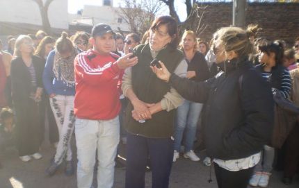 Movilización ante la comisaría por la violencia de género en Calchaquí