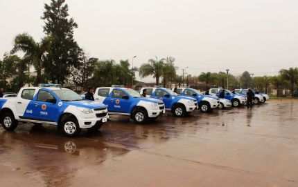 EL INISTRO DE SEGURIDAD LAMBERTO ENTREGO 9 UNIDADES MOVILES