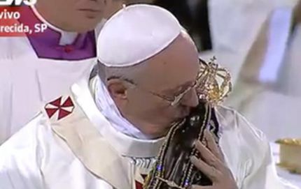 Aclamado por los fieles, el papa Francisco celebró la misa en Aparecida