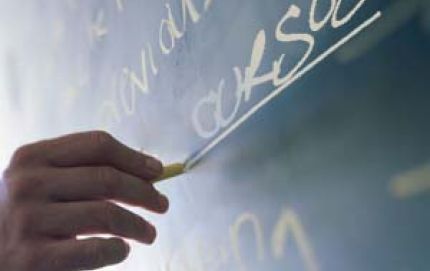 PAGAN SUELDOS DE JULIO E INCENTIVO A DOCENTES PROVINCIALES