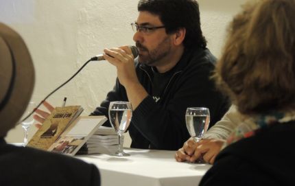 Néstor Elías presentó su último libro en Vera