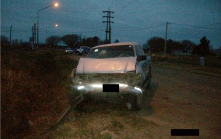 PIERDE EL CONTROL DE LA CAMIONETA E IMPACTA EN LA CUNETA