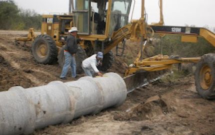 LA COMUNA DE FORTÍN OLMOS REALIZA OBRAS EN FORTÍN CHARRÚAS.