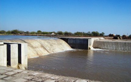 Un dique nivelador para el cauce del Río Salado