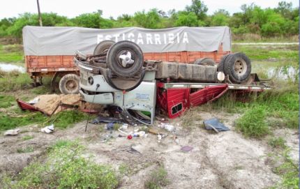 Volcó camión en la Ruta 3 a la altura de Intiyaco