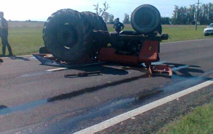 VUELCO DE UN TRACTOR EN RUTA 11 - KM 699
