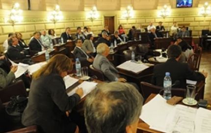 El Senado pone la mira en la suba de impuestos y el endeudamiento