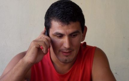 Alto las manos con dos escopetas y el látigo sin usar