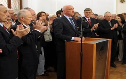 Bonfatti anunció una base de $8100 para policías
