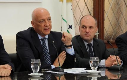 Bonfatti fijó un aumento por decreto y cierra la negociación con la policía