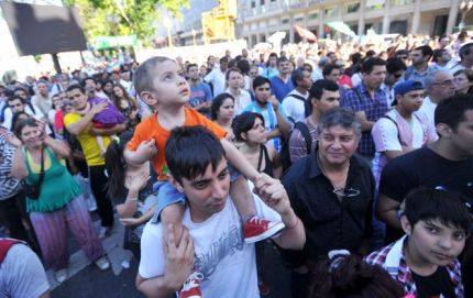 Miles de personas colman la Plaza de Mayo para celebrar los 30 años de la democracia