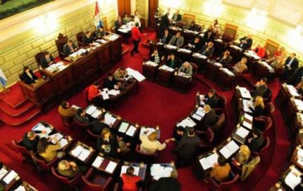 Diputados peronistas facilitaron la aprobación del Presupuesto Provincial 2014