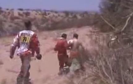 Dakar 2014: el video del piloto de moto que se deshidrató y deliraba desnudo