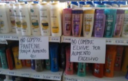 Colgó carteles para que los clientes no compren productos que aumentaron