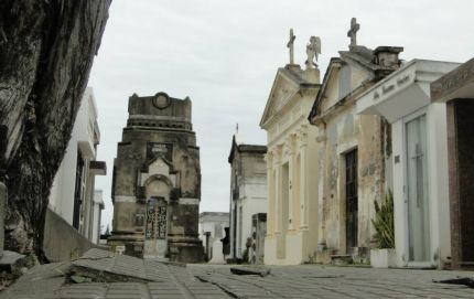 DAÑOS Y ROBO EN EL CEMENTERIO LOCAL