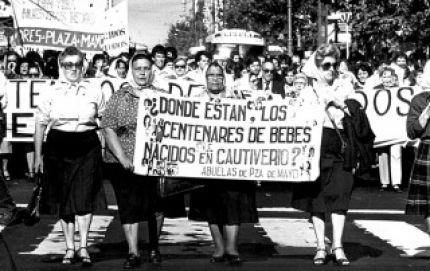 Las Madres de Plaza de Mayo conmemoran un nuevo aniversario del inicio de su lucha