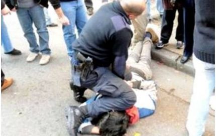 Policía a disponibilidad y detenido