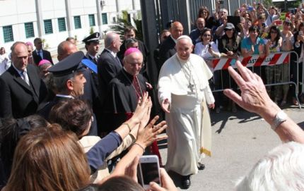 El papa Francisco desafía a la mafia en su visita a Calabria