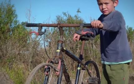 La historia de Carlitos y su vieja bicicleta sin cubiertas