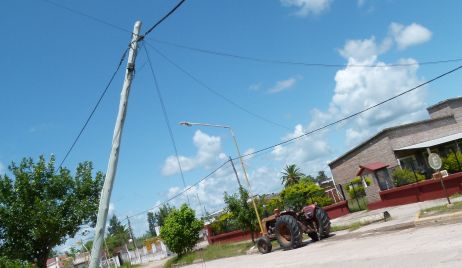 POSTE DE TELEFONIA A PUNTO DE CAER