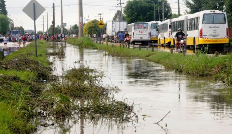 En el norte de la ciudad de Santa Fe, el agua baja lento y aún hay barrios anegados