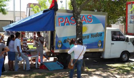 Llega el camión de pastas, panificados, lácteos y fiambres.