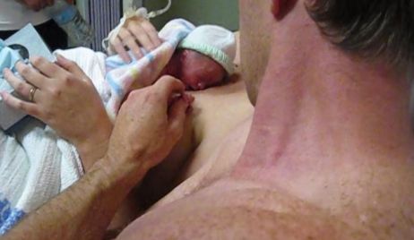 Milagro: un bebé nació muerto y revivió con el calor de su madre