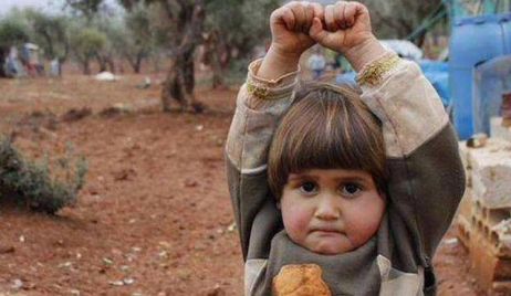 Conmoción en redes por foto de niña siria que se 