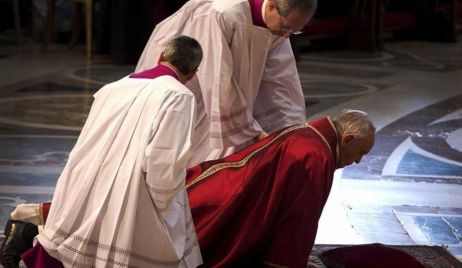 El Papa denunció las lacras del mundo actual tras encabezar el Vía Crusis en el Coliseo de Roma