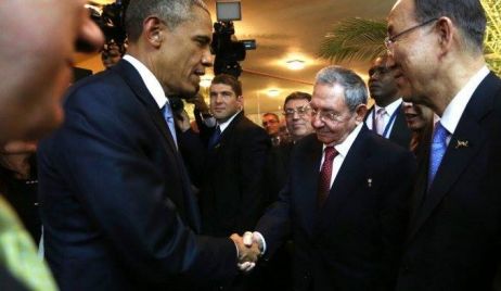 Histórico apretón de manos entre Obama y Raúl Castro 