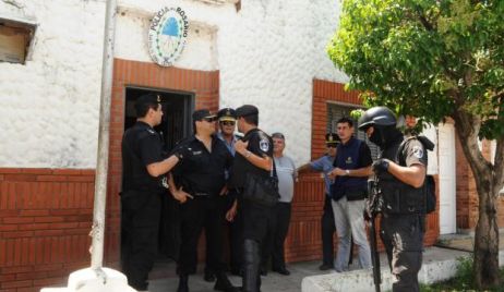 Una banda copó una subcomisaría, robó armas y un móvil y asaltó un banco en General Lagos