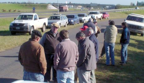 El campo comenzó con las asambleas al borde de la ruta