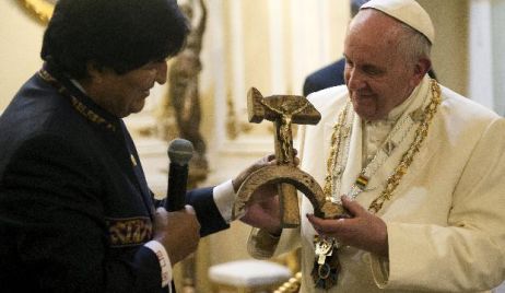 Evo le regaló a Francisco una polémica cruz hecha con una hoz y un martillo