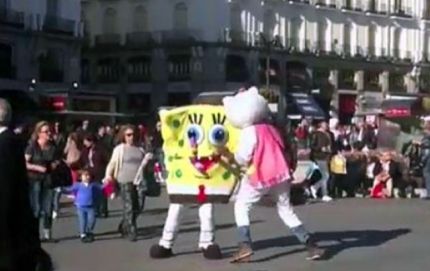 Piñas entre Bob Esponja y Hello Kitty en plaza