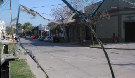 Rotura de vidrios luego de los festejos que pudieron haber provocado lesiones a los moradores de una vivienda.